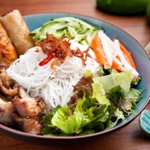 Quán bán đồ ăn sáng như bún thịt nướng, bánh mì,… cần chị về phụ bán ở đường Pasteur – Quận 1