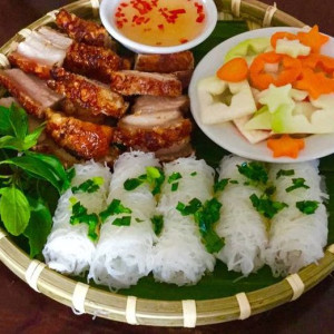 Cần gấp 1 chị phụ quán bánh hỏi heo quay bao ăn ở lại ở quận 5 yêu cầu dưới 40 tuổi