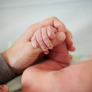 Tuyển chị bảo mẫu, độ tuổi từ 45 tuổi đổ lại. Lương: 11 triệu.