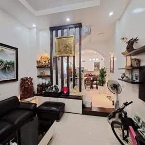 Cần gấp người giúp việc nhà , ở quận 7, Lương 10 triệu.